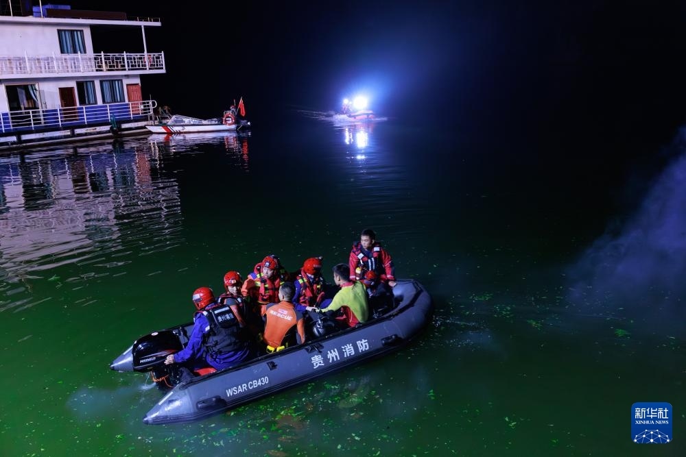 5月5日，救援人員在進(jìn)行搜救。新華社記者 劉續(xù) 攝