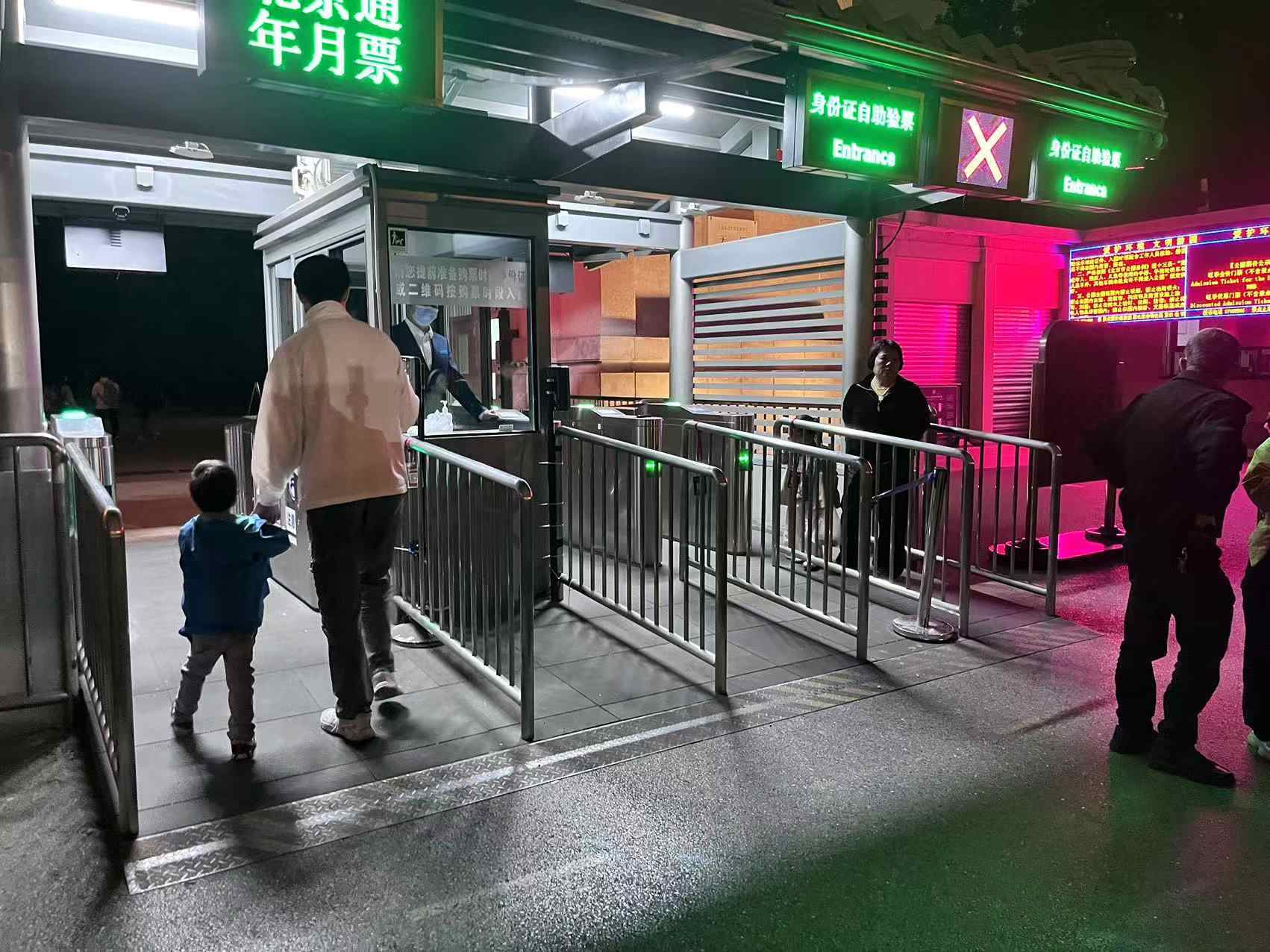 北京天壇公園延長開放時間，游客進入游覽。人民網(wǎng)記者 李楠樺攝