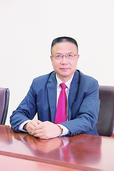 徐飛 教授、博士生導(dǎo)師。歷任上海交通大學(xué)副校長、西南交通大學(xué)校長、上海財(cái)經(jīng)大學(xué)常務(wù)副校長，現(xiàn)任福耀科技大學(xué)常務(wù)副校長。國務(wù)院政府特殊津貼專家。先后兼任中國鐵道學(xué)會(huì)副理事長，中國管理學(xué)會(huì)組織與戰(zhàn)略專業(yè)委員會(huì)副主任，教育部高等學(xué)校創(chuàng)新創(chuàng)業(yè)教育指導(dǎo)委員會(huì)副主任，中國高等教育學(xué)會(huì)創(chuàng)新創(chuàng)業(yè)教育分會(huì)理事長，中國高質(zhì)量MBA教育認(rèn)證（CAMEA）工作委員會(huì)副主任，中國職業(yè)技術(shù)教育學(xué)會(huì)副會(huì)長等。主要研究領(lǐng)域?yàn)閼?zhàn)略管理、競爭戰(zhàn)略與博弈論、創(chuàng)新創(chuàng)業(yè)、跨文化戰(zhàn)略領(lǐng)導(dǎo)力等。出版著作20余部。