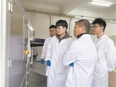 圖為安工大材料科學(xué)與工程學(xué)院碩士研究生余威（右一）在實(shí)驗(yàn)室開展研究。安工大供圖