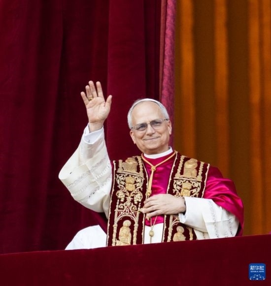 5月8日，在梵蒂岡城，來自美國的樞機主教羅伯特·普雷沃斯特當選新一任天主教羅馬教皇后向民眾致意。新華社記者 李京 攝