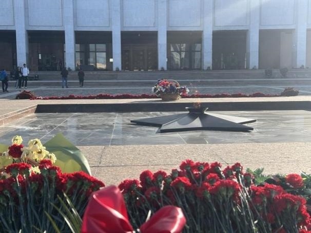 當(dāng)?shù)貢r(shí)間5月6日下午，莫斯科勝利廣場(chǎng)上的長(zhǎng)明火兩旁放滿鮮花。