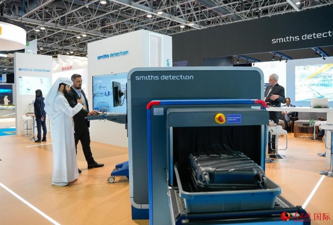 參展商體驗(yàn)安檢設(shè)施。人民網(wǎng)塔里克·易卜拉欣攝