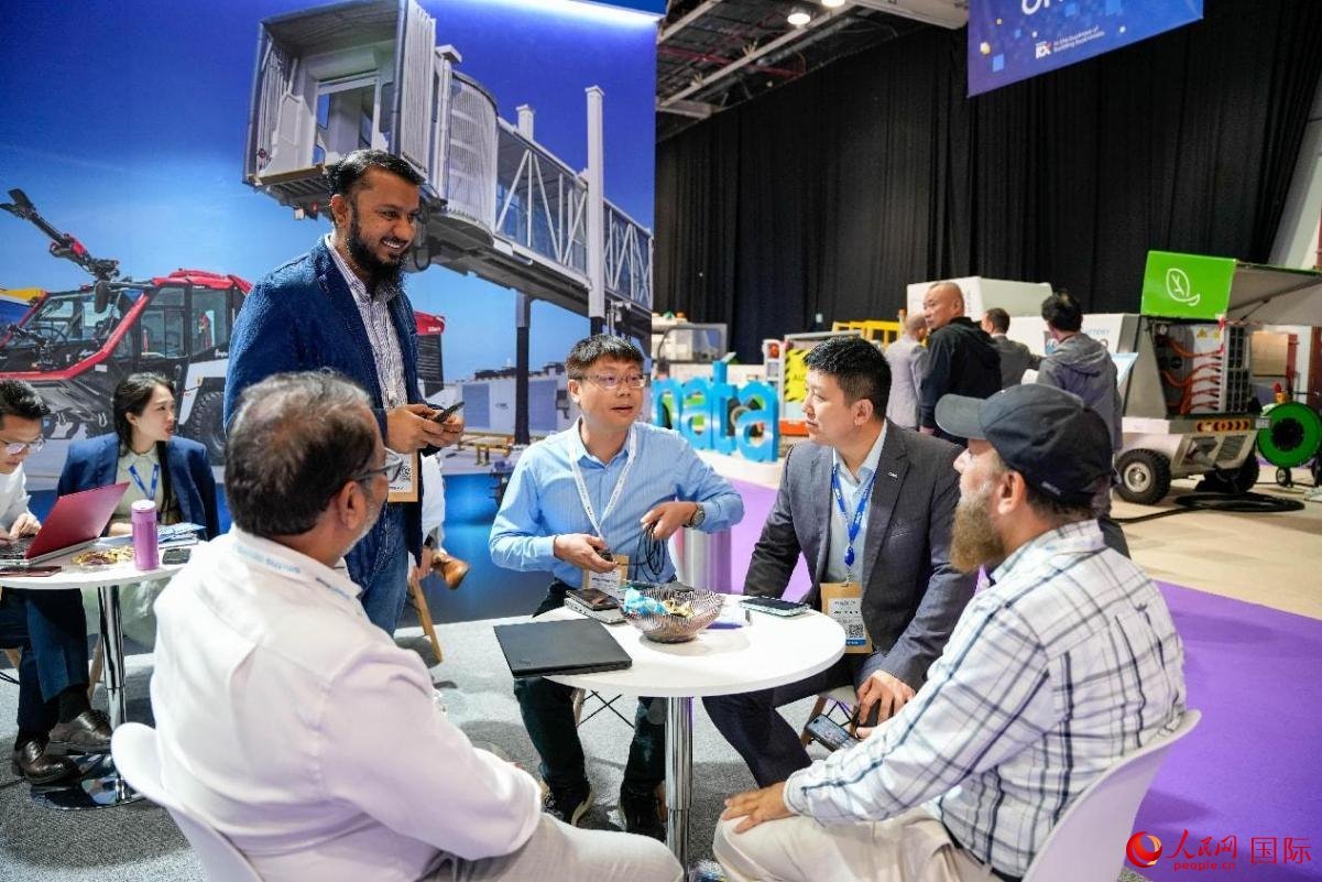 中外商家在交流。人民網(wǎng)塔里克·易卜拉欣攝