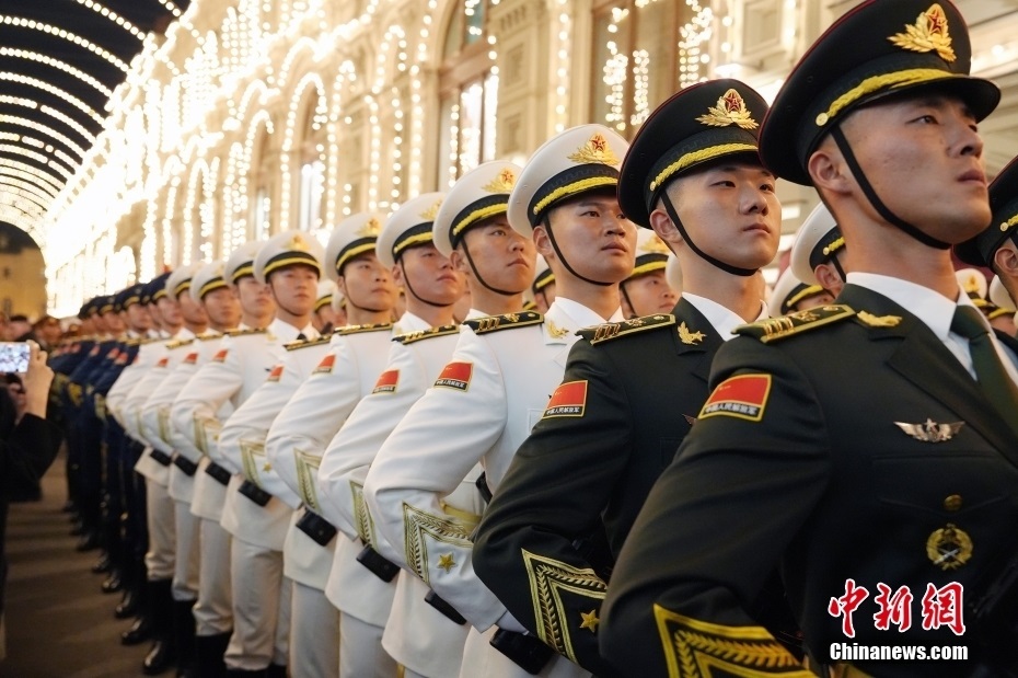 當(dāng)?shù)貢r(shí)間5月3日晚，俄羅斯首都莫斯科，俄羅斯紀(jì)念衛(wèi)國戰(zhàn)爭勝利80周年閱兵式第二次彩排，中國人民解放軍儀仗司禮大隊(duì)震撼亮相，受到華僑華人、留學(xué)生和當(dāng)?shù)孛癖姛崃覛g迎。中新社記者 田冰 攝