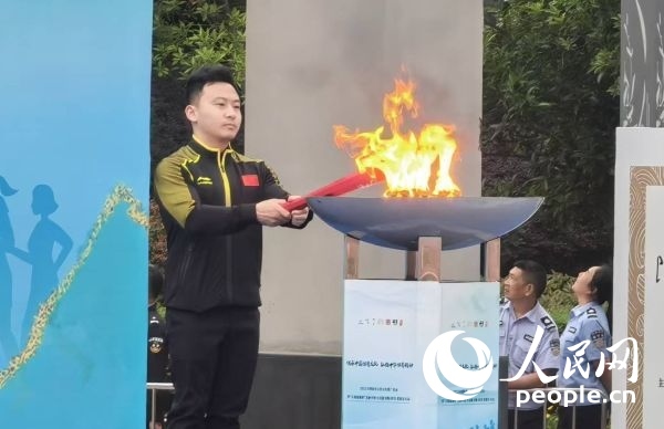 在活動開幕式上，馮喆點(diǎn)燃火炬。人民網(wǎng)記者 楊磊攝