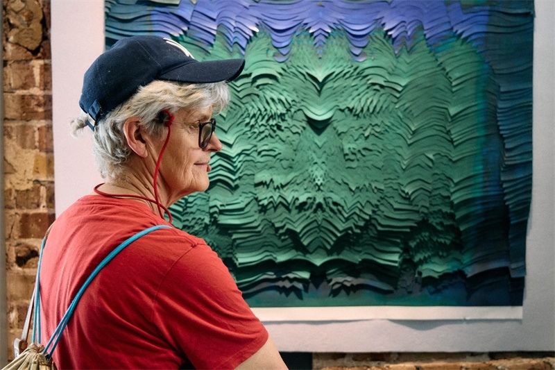 英國嘉賓在倫敦手工周中國館展出作品前駐足。楊浩鵬攝