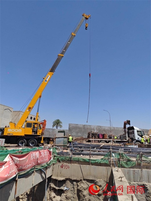 工人在進(jìn)行五號(hào)隧道施工。人民網(wǎng)記者管克江攝