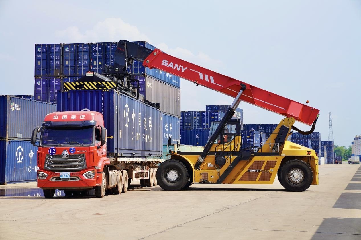 在中老鐵路萬象南鐵路貨運(yùn)口岸站，起重機(jī)正在吊裝集裝箱。劉瑩嘉攝