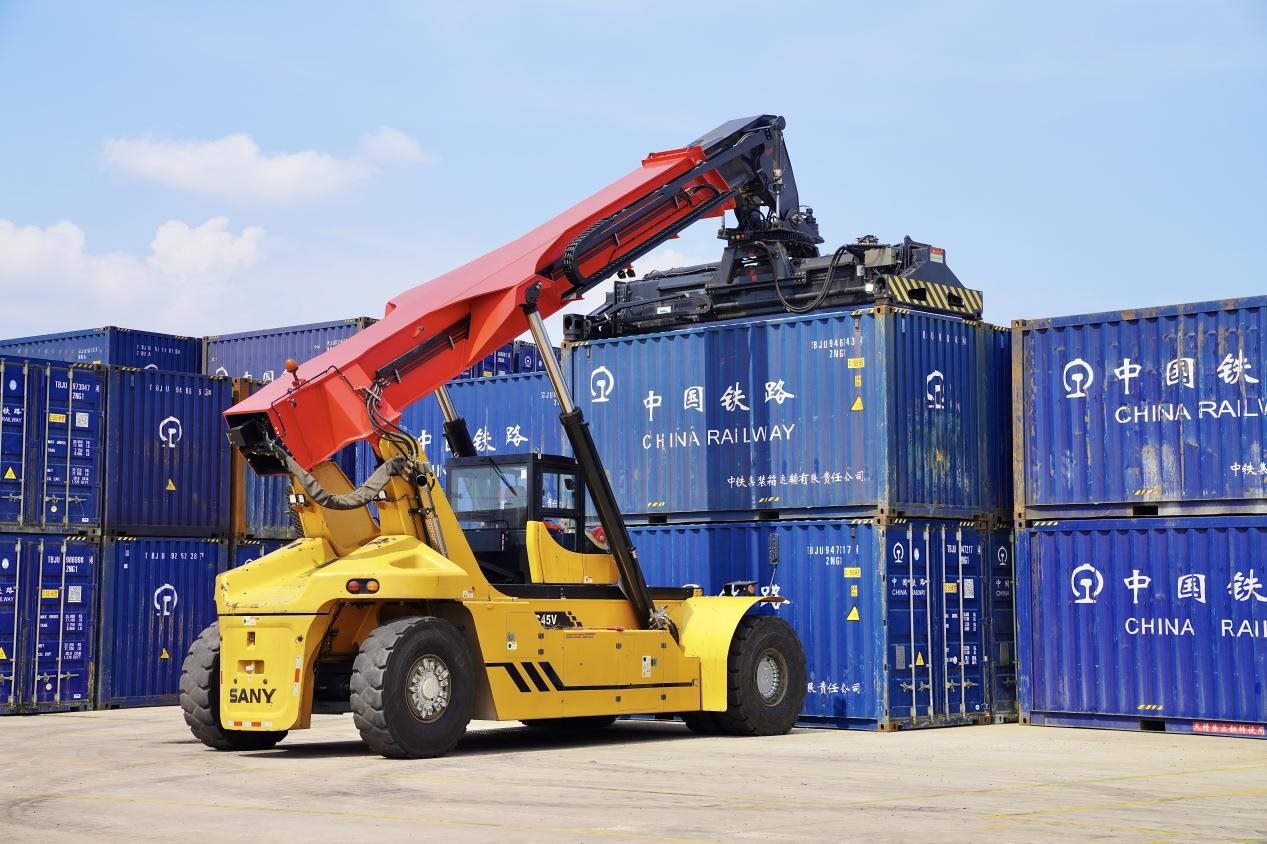 在中老鐵路萬象南鐵路貨運(yùn)口岸站，起重機(jī)正在吊裝集裝箱。劉瑩嘉攝