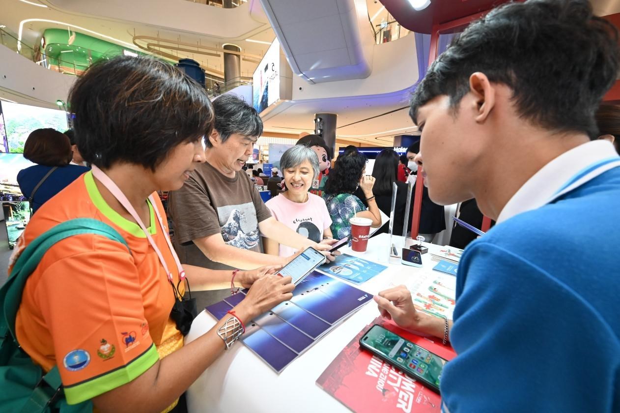 游客在航空公司展臺前了解機(jī)票優(yōu)惠活動。主辦方供圖