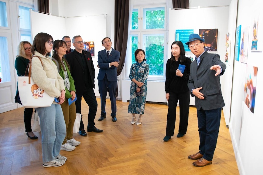 藝術(shù)家李守白現(xiàn)場導(dǎo)覽。圖片由布達佩斯中國文化中心供圖