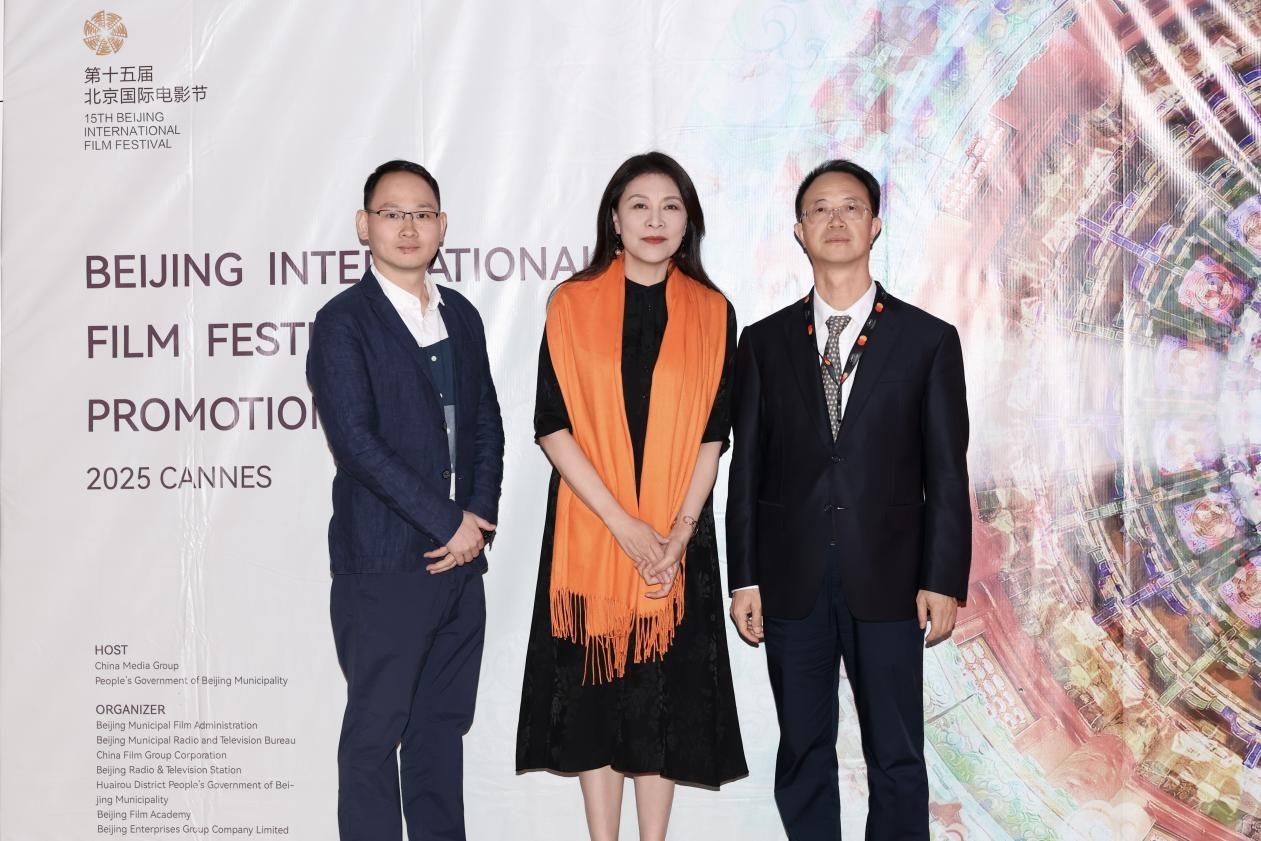 余俊生（右一）與《走走停?！穼?dǎo)演龍飛（左一）、演員岳紅（左二）合影。主辦方供圖