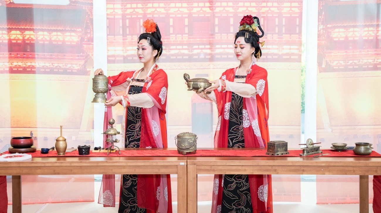 法門寺地宮出土文物一比一復(fù)刻的宮廷茶器。中國駐大阪旅游辦事處供圖