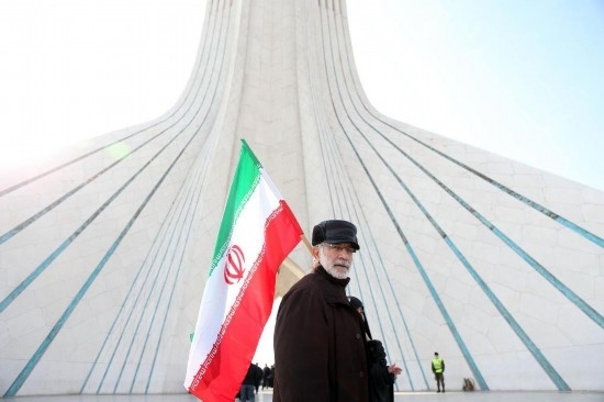 2月10日，在伊朗首都德黑蘭阿扎迪廣場(chǎng)，民眾參加紀(jì)念伊朗伊斯蘭革命勝利46周年集會(huì)。新華社記者沙達(dá)提攝