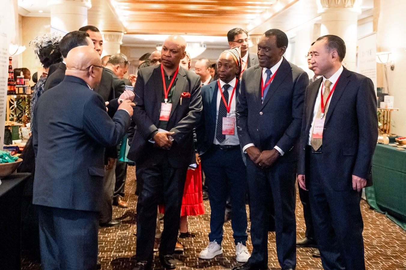 與會嘉賓走訪展臺。南非貴州商會供圖