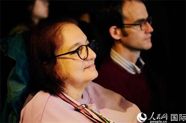 英國觀眾觀看巡展影片。楊浩鵬攝