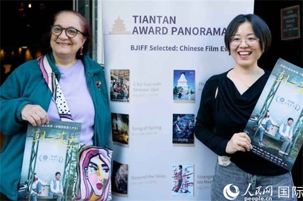 《朝云暮雨》放映前，觀眾前同主辦方互動(dòng)。楊浩鵬攝