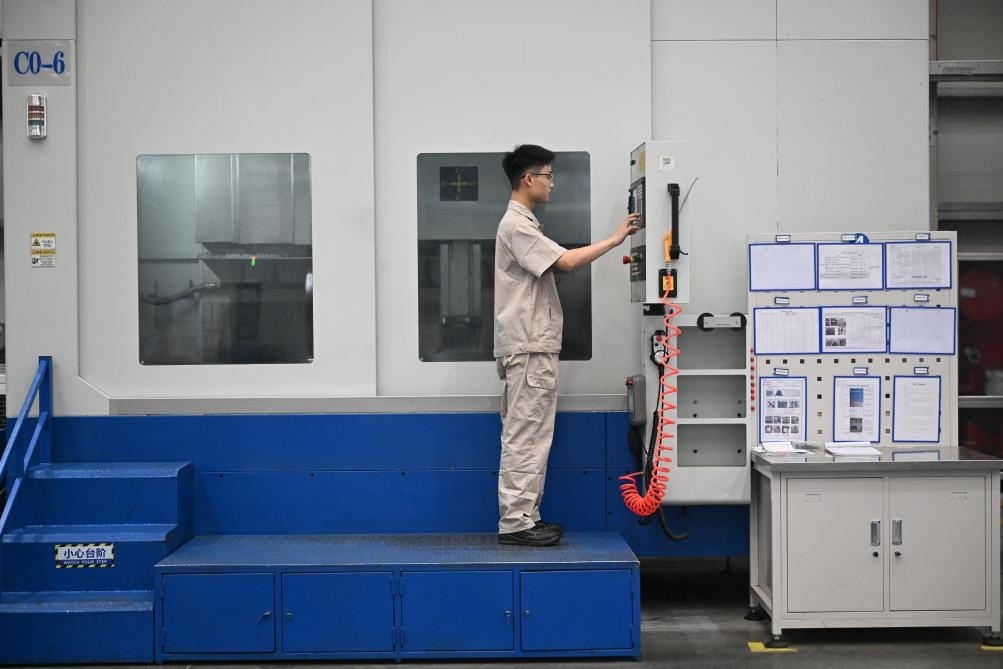 近日，工人在洛陽軸承集團股份有限公司的智能生產(chǎn)線上作業(yè)。新華社記者 李嘉南 攝