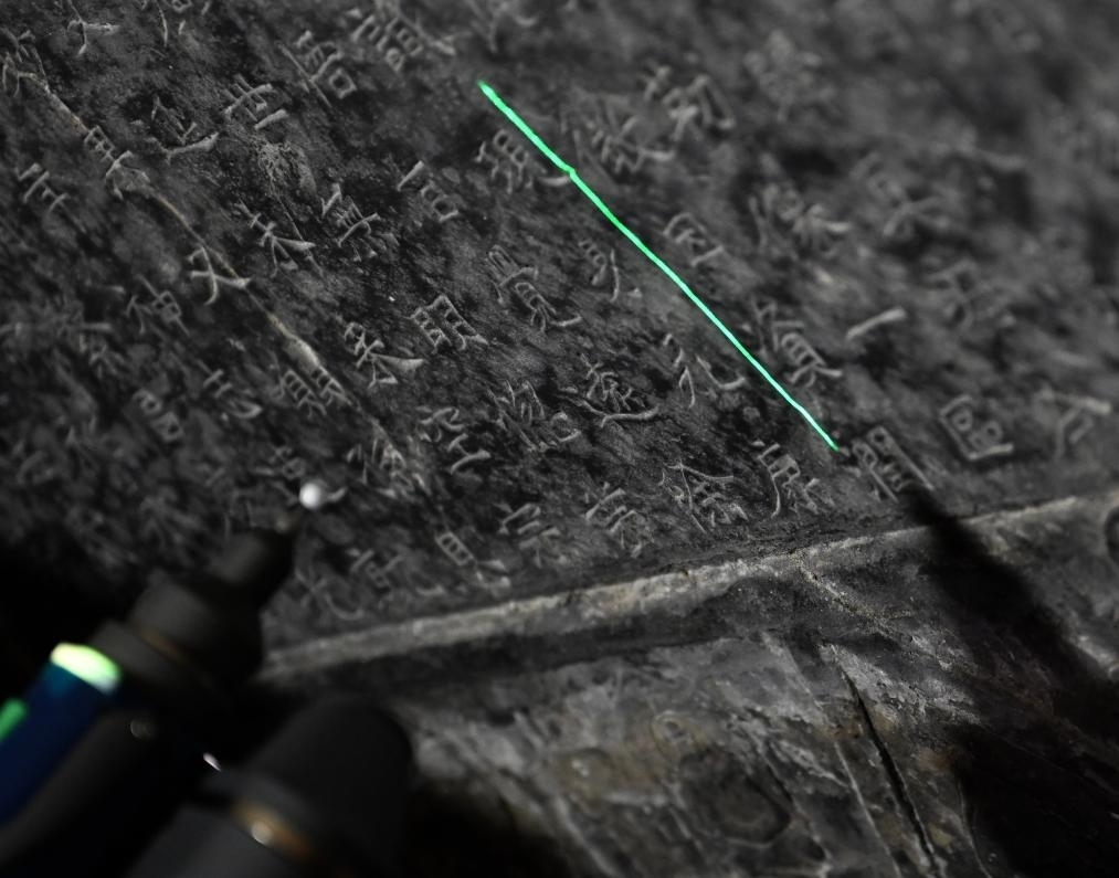 2025年4月9日，龍門石窟研究院工作人員在古陽洞使用關(guān)節(jié)臂掃描儀對(duì)《龍門二十品》之一進(jìn)行數(shù)字化掃描。新華社記者 李嘉南 攝