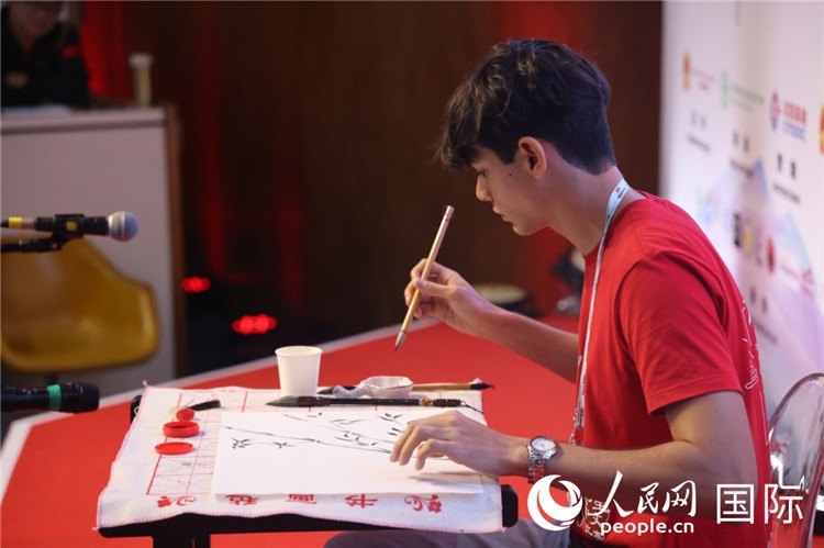 2025年“漢語(yǔ)橋”巴西賽區(qū)決賽的“才藝展示”環(huán)節(jié)，一名參賽者正在繪畫(huà)。人民網(wǎng)記者 時(shí)元皓攝