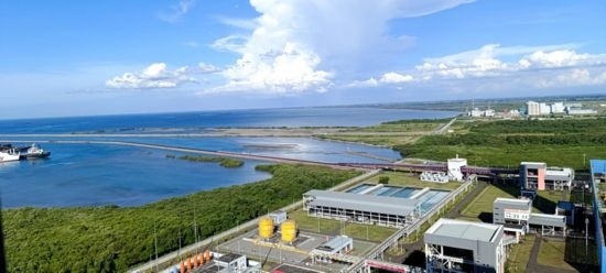 這是5月18日拍攝的紅樹(shù)林環(huán)繞的爪哇7號(hào)燃煤電站。記者 曹凱 攝