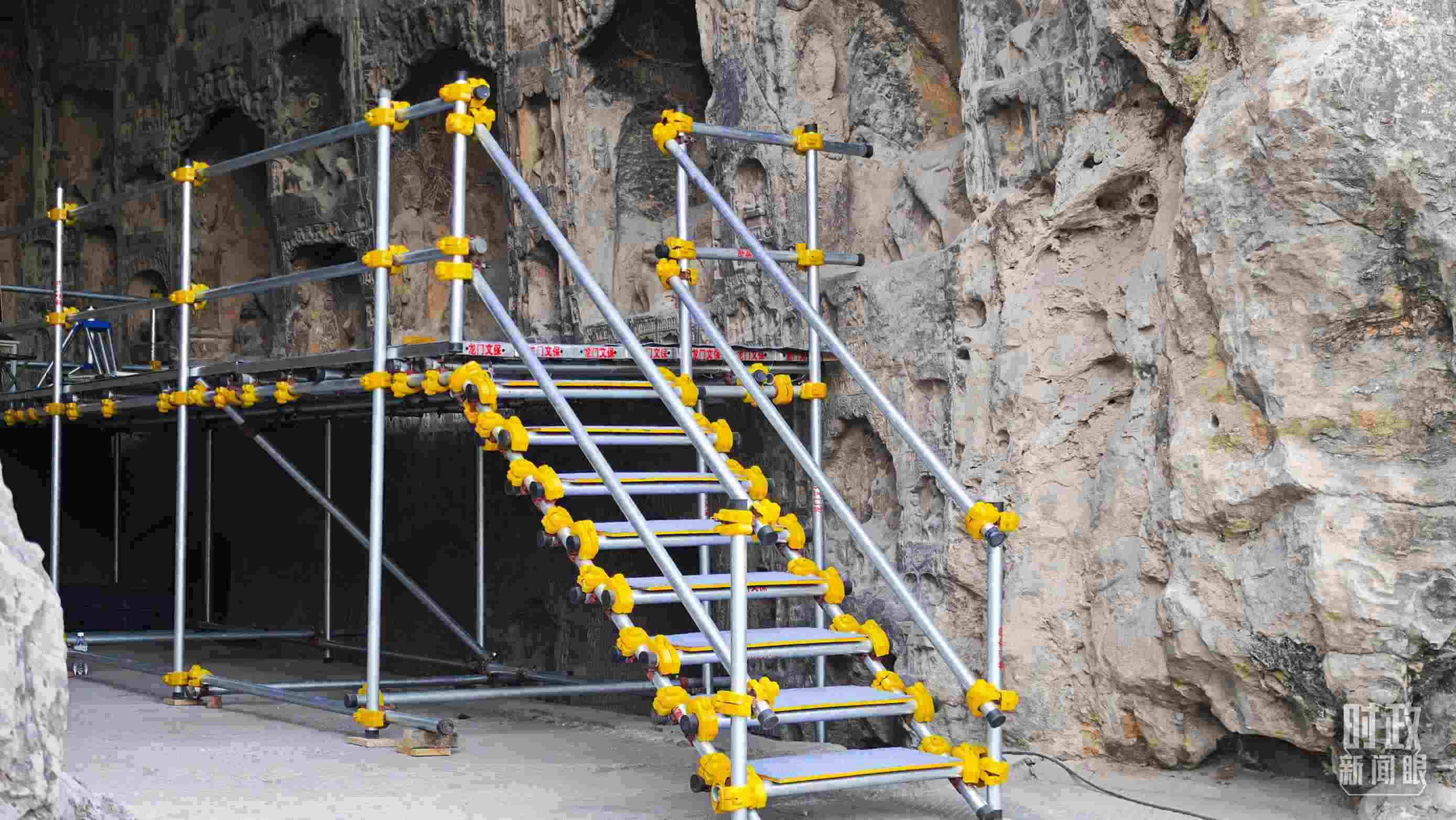 △龍門石窟古陽洞文物修護現(xiàn)場。（總臺央廣記者潘毅拍攝）