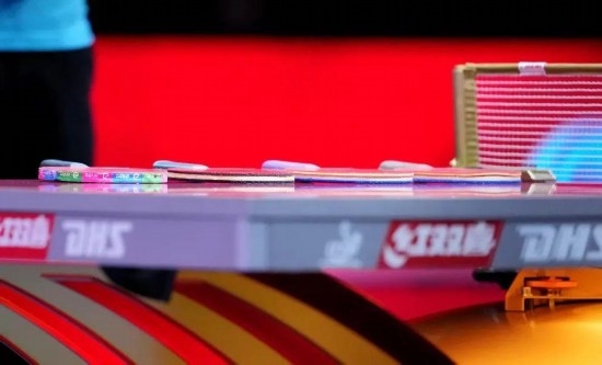 王楚欽的球拍為最右側(cè)那支。