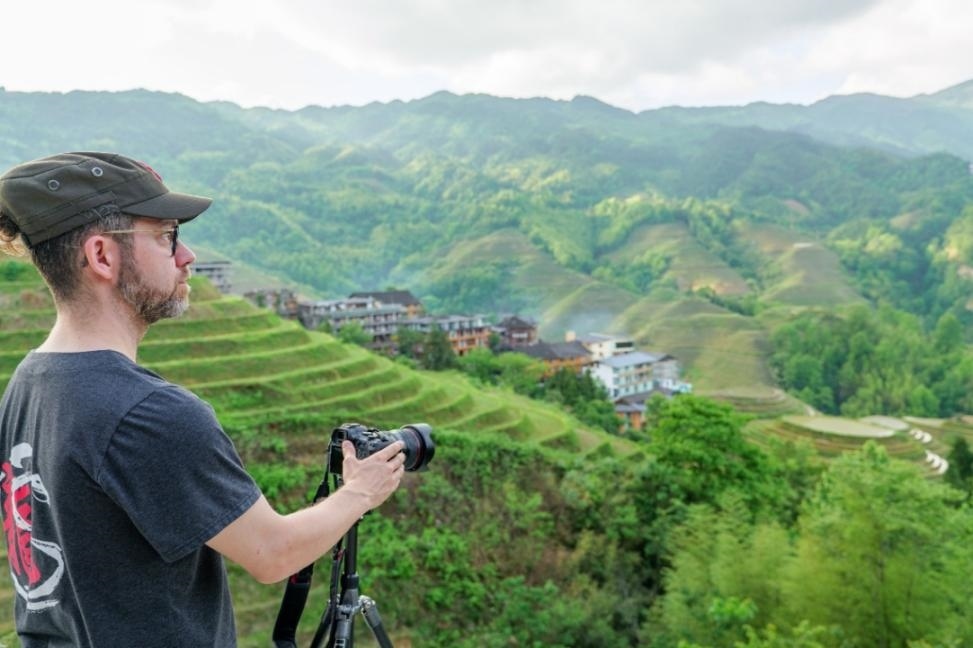 2025年年5月9日，廣西桂林，外國游客游覽龍脊梯田，在美景前駐足拍照。（圖片來源：視覺中國）