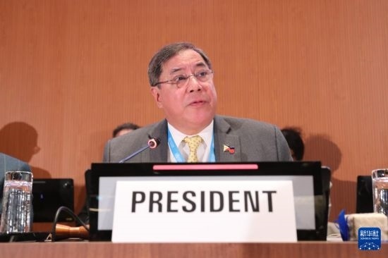 5月20日，在瑞士日內(nèi)瓦，第78屆世界衛(wèi)生大會主席赫爾博薩宣布審議通過“大流行協(xié)定”。新華社記者 杜哲宇 攝