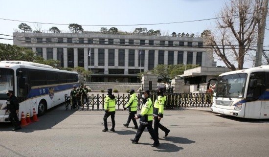 4月3日，在韓國首爾，警察在韓國憲法法院前執(zhí)勤。新華社記者姚琪琳攝