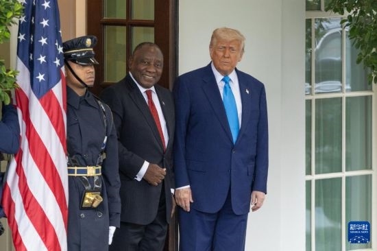 5月21日，美國總統(tǒng)特朗普（右）在華盛頓白宮迎接到訪的南非總統(tǒng)拉馬福薩（中）。新華社記者 胡友松 攝