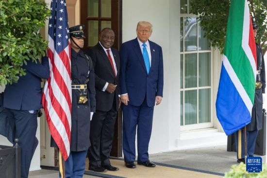 5月21日，美國總統(tǒng)特朗普（右二）在華盛頓白宮迎接到訪的南非總統(tǒng)拉馬福薩（右三）。新華社記者 胡友松 攝