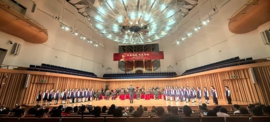 重慶大學(xué)城樹人小學(xué)校管樂團參加比賽。