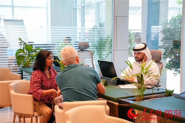 在阿治曼自由區(qū)一站式服務(wù)中心內(nèi)，工作人員為客商辦理業(yè)務(wù)。人民網(wǎng) 塔里克·易卜拉欣攝