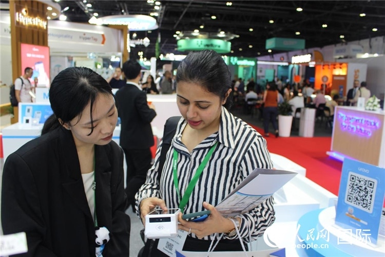 中外嘉賓交流。人民網(wǎng) 杰勒德·阿勒費(fèi)爾攝