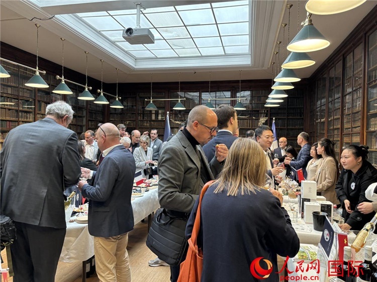 FIWA大獎賽獲獎酒及農(nóng)產(chǎn)品2025專業(yè)展暨中國云南—法國巴黎特色商品推介會現(xiàn)場。人民網(wǎng)記者 于超凡攝