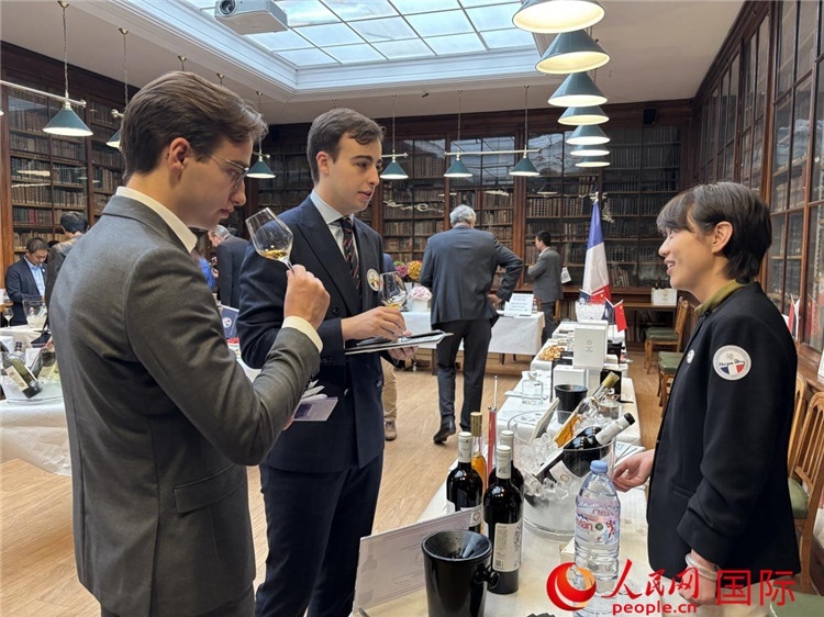 法國嘉賓與參展云南企業(yè)代表交流。人民網(wǎng)記者 于超凡攝