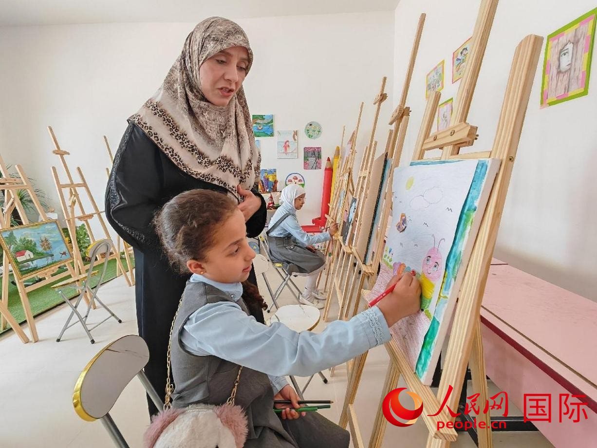 阿爾穆塔?阿里卡特國際學(xué)校的學(xué)生在美術(shù)室上課。人民網(wǎng)記者 管克江攝