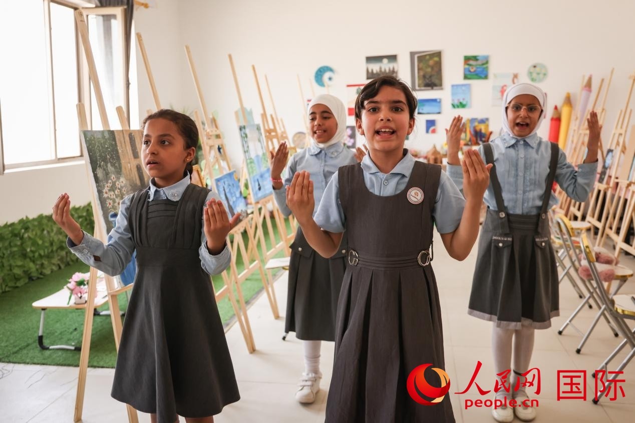 阿爾穆塔?阿里卡特國際學(xué)校的學(xué)生表演舞蹈。人民網(wǎng)記者 薛丹攝