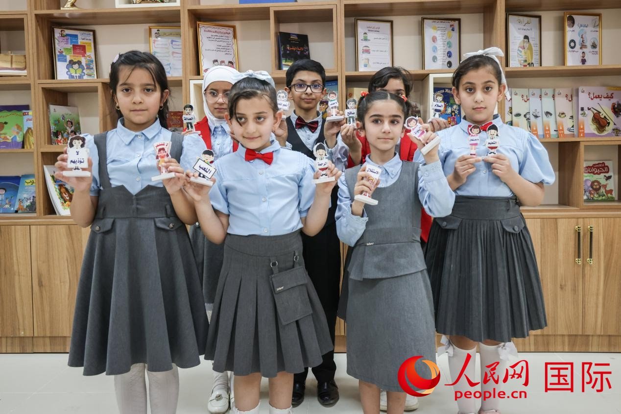 阿爾穆塔?阿里卡特國際學(xué)校的學(xué)生在圖書室上課。人民網(wǎng)記者 薛丹攝