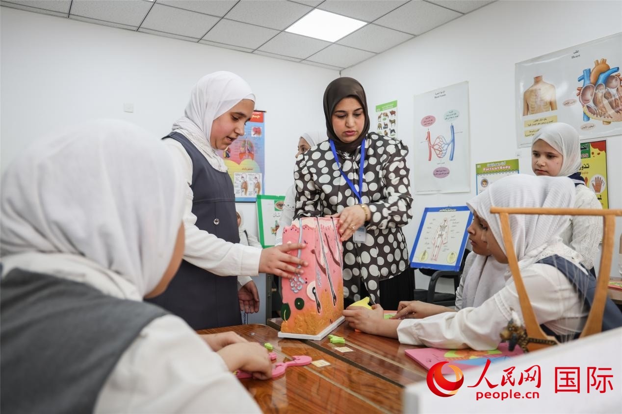 圖為阿爾·圖拉女子學(xué)校學(xué)生在上生物課。人民網(wǎng)記者 薛丹攝