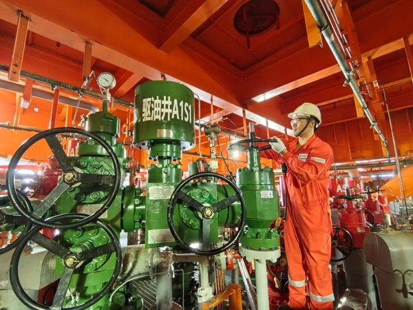 生產(chǎn)人員正在打開二氧化碳驅油井采油樹閥門。受訪者供圖