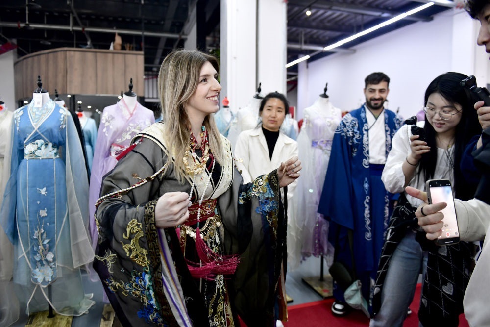 2025年4月8日，參加曹縣漢服文化節(jié)的意大利嘉賓卡米拉在試穿漢服。新華社記者郭緒雷 攝