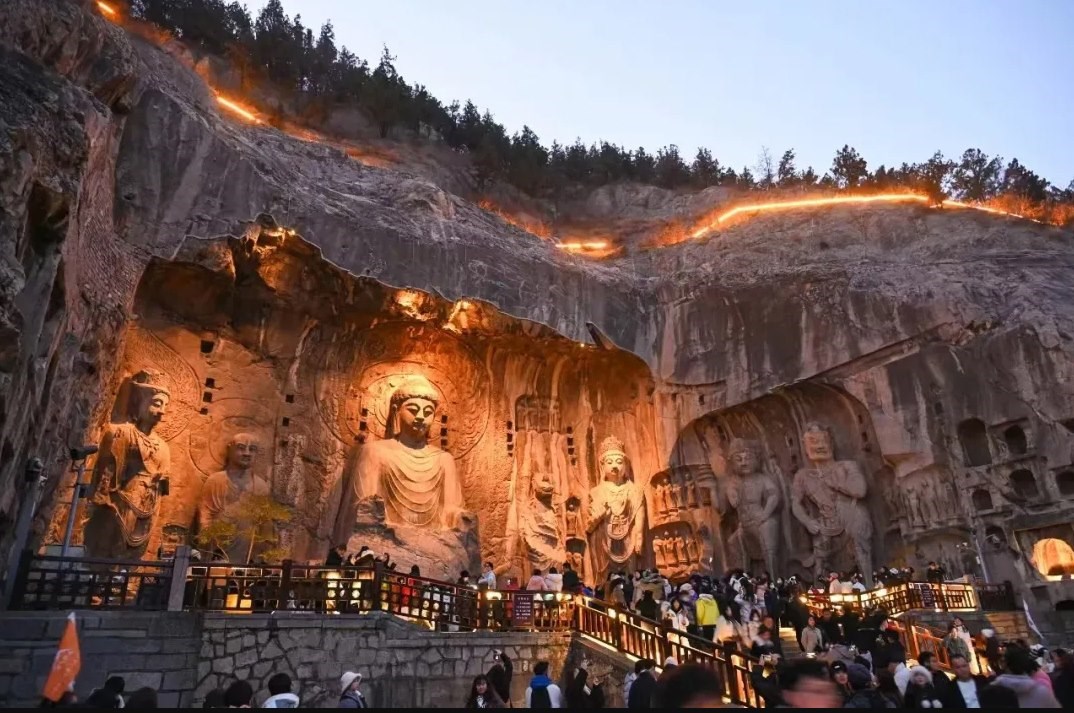 游客在龍門石窟參觀游覽。