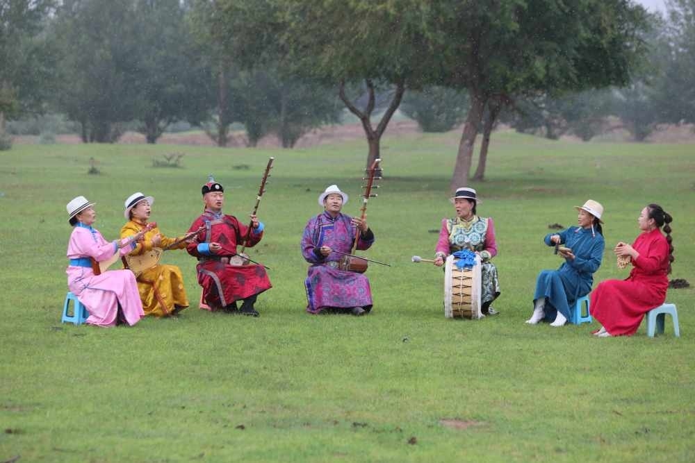 2024年7月16日，《格薩（斯）爾》史詩說唱傳承人在內(nèi)蒙古赤峰市巴林右旗戶外表演。（胡斯楞攝）