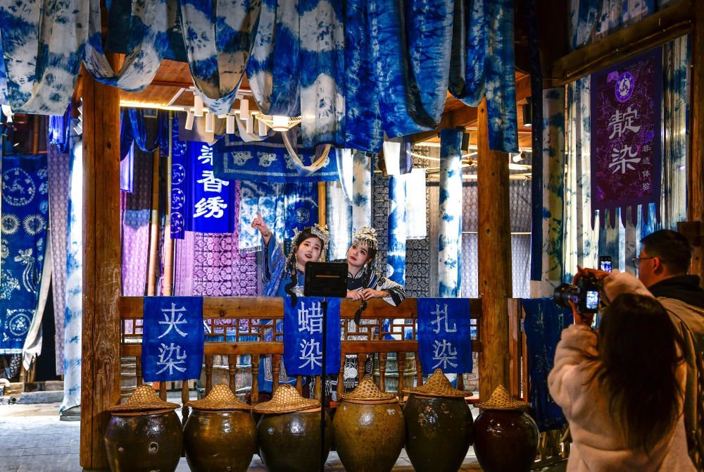 2025年3月17日，游客在貴州省黎平縣肇興侗寨里留影。新華社記者楊文斌 攝