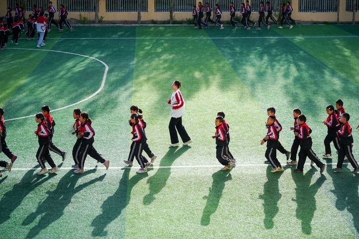 2025年4月24日，在新疆克州阿圖什市哈拉峻鄉(xiāng)謝依特小學(xué)，支教教師帶領(lǐng)學(xué)生晨跑。新華社記者 徐宏巖 攝