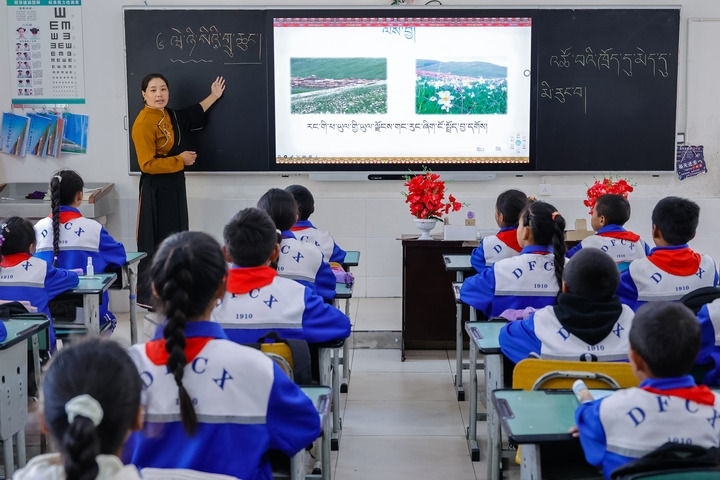 2024年9月27日，在四川省甘孜藏族自治州道孚縣城關(guān)第一完全小學(xué)，采取“藏加模式”教學(xué)的五年級一班的藏語文課上，準(zhǔn)木周老師指導(dǎo)藏族學(xué)生以家鄉(xiāng)草原風(fēng)物為主題寫作藏語文作文。新華社記者 沈伯韓 攝