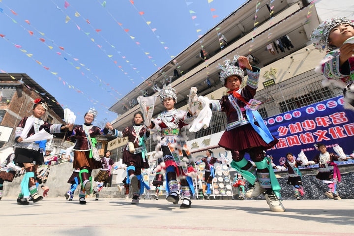 2025年3月25日，廣西柳州市融水苗族自治縣桿洞鄉(xiāng)中心小學(xué)學(xué)生在跳蘆笙踩堂舞。新華社記者 黃孝邦 攝